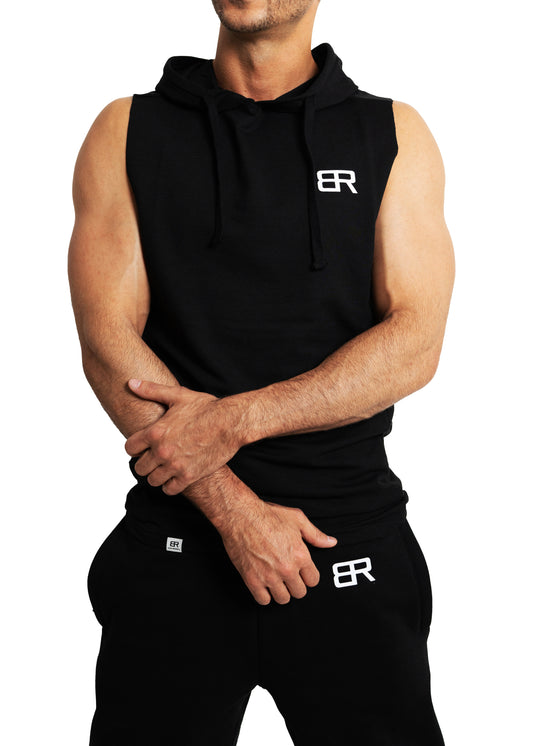 Mann trägt Assassin Tanktop mit Kapuze – athletischer Streetwear-Look für intensive Workouts