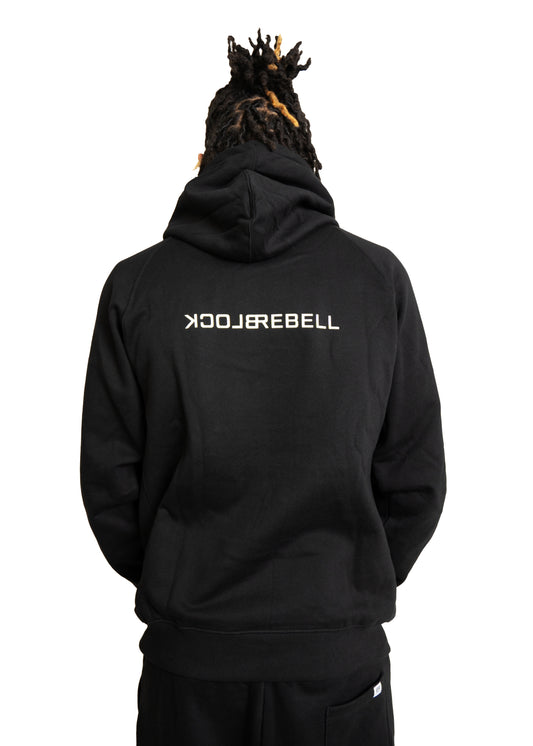 Mann trägt BlockRebell Alpha Rebell Hoodie – kraftvoller Streetwear-Look mit markantem Print