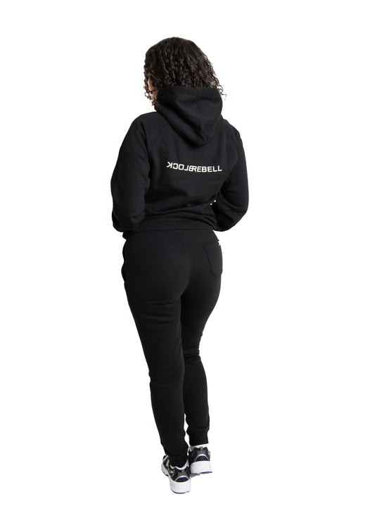 Frau trägt Alpha Rebell Hoodie und Jogger von BlockRebell – lässiges Streetwear-Set für Damen