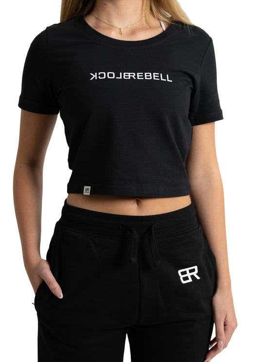 Frau trägt BlockRebell Cropped Shirt und Jogger – sportlich-lässiger Streetwear-Look für Damen