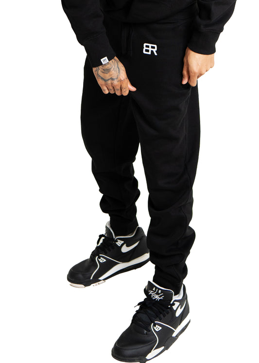 Mann trägt BlockRebell Jogginghose – sportlicher Streetstyle mit Komfort und Funktion