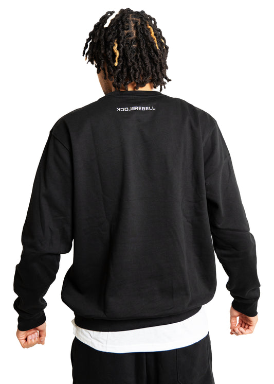 Mann trägt BlockRebell Sweater – kraftvoller Look mit urbaner Attitüde