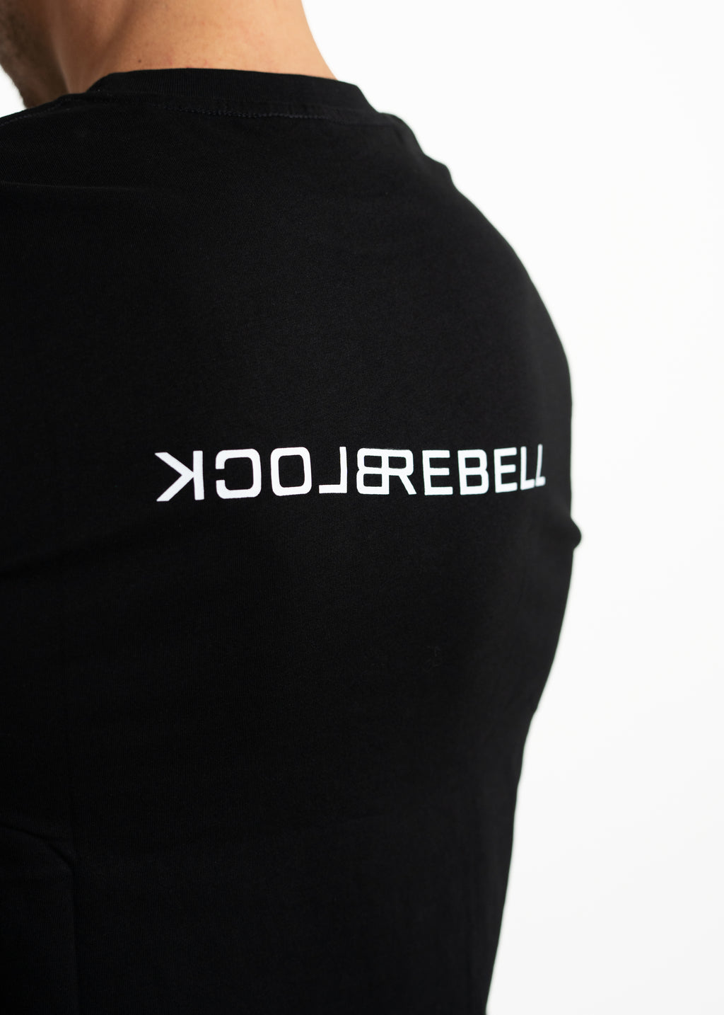 Mann trägt BlockRebell Oversized Shirt – urbaner Streetwear-Look mit lässiger Passform