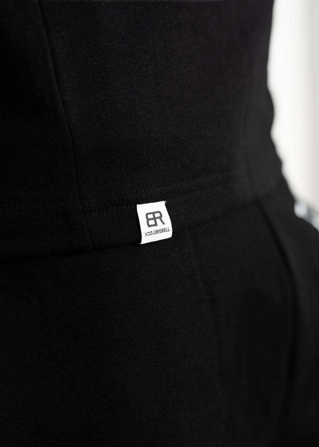 Mann trägt Assassin Tanktop mit Kapuze – athletischer Streetwear-Look für intensive Workouts