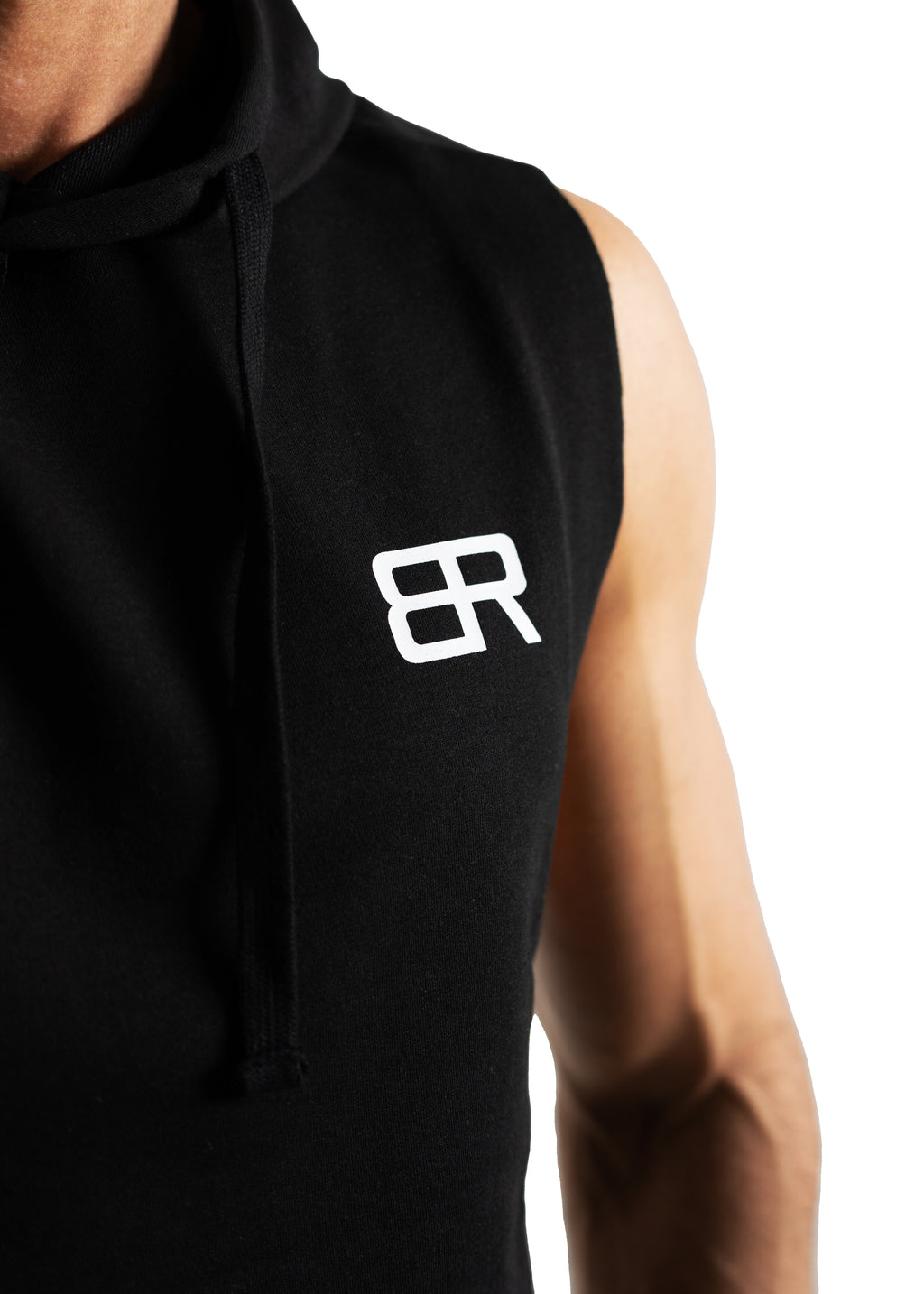 Mann trägt Assassin Tanktop mit Kapuze – athletischer Streetwear-Look für intensive Workouts