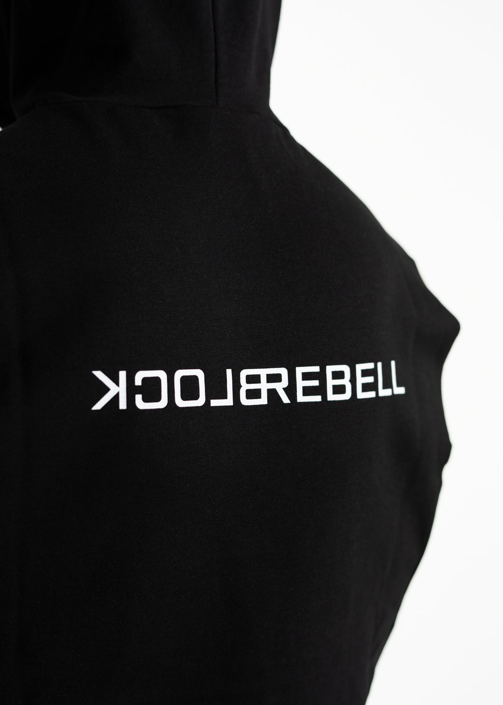 Mann trägt Assassin Tanktop mit Kapuze – athletischer Streetwear-Look für intensive Workouts