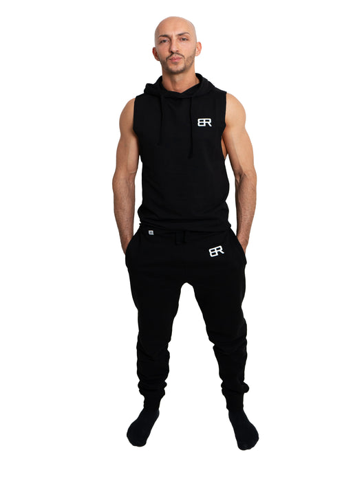 Mann trägt Assassin Tanktop mit Kapuze – athletischer Streetwear-Look für intensive Workouts