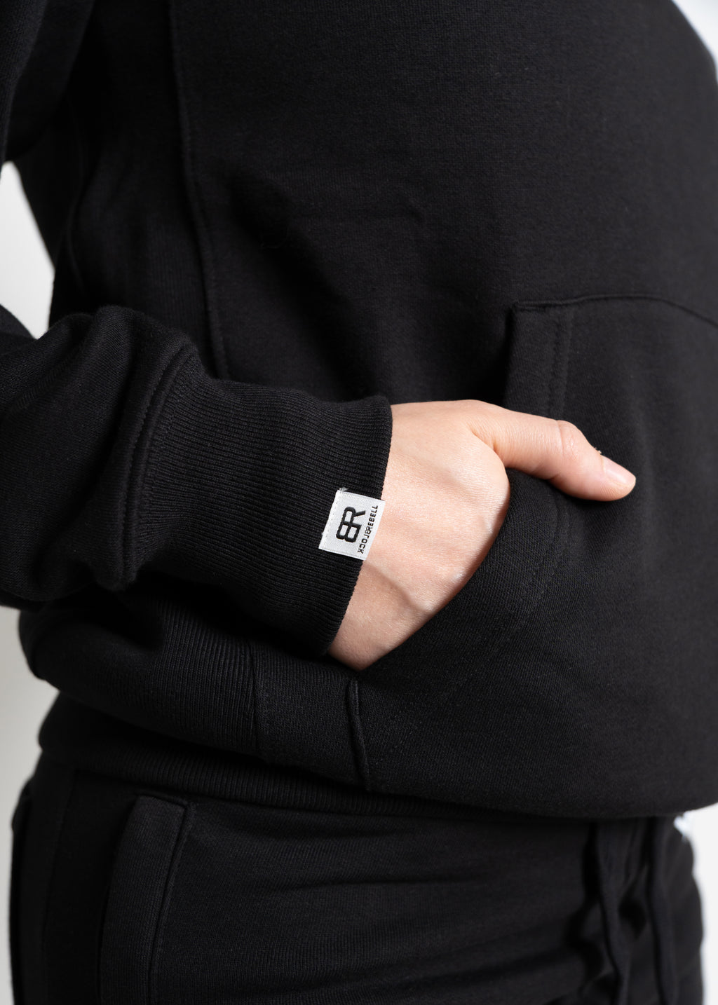 Frau trägt Alpha Rebell Hoodie und Jogger von BlockRebell – lässiges Streetwear-Set für Damen