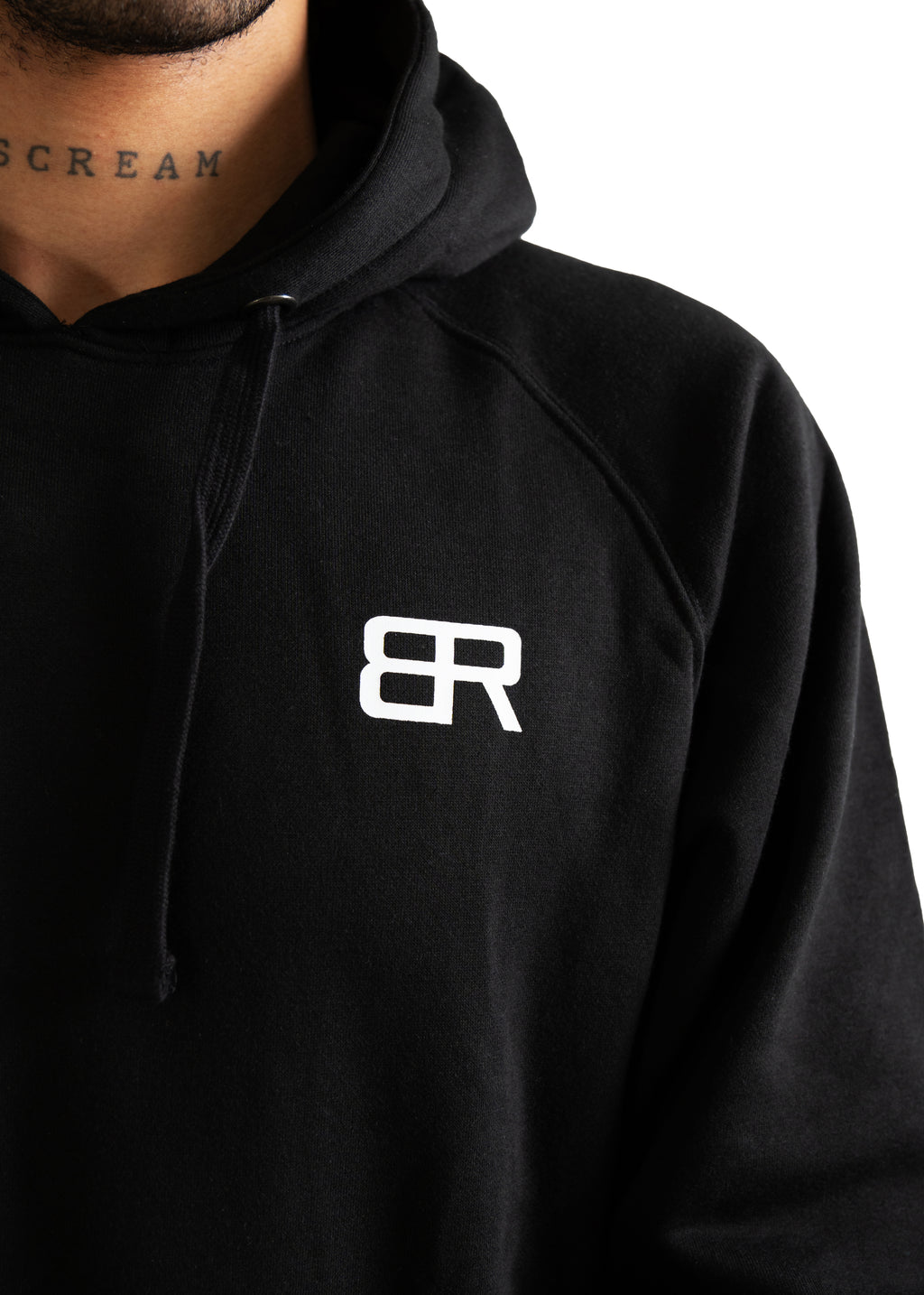 Mann trägt BlockRebell Alpha Rebell Hoodie – kraftvoller Streetwear-Look mit markantem Print