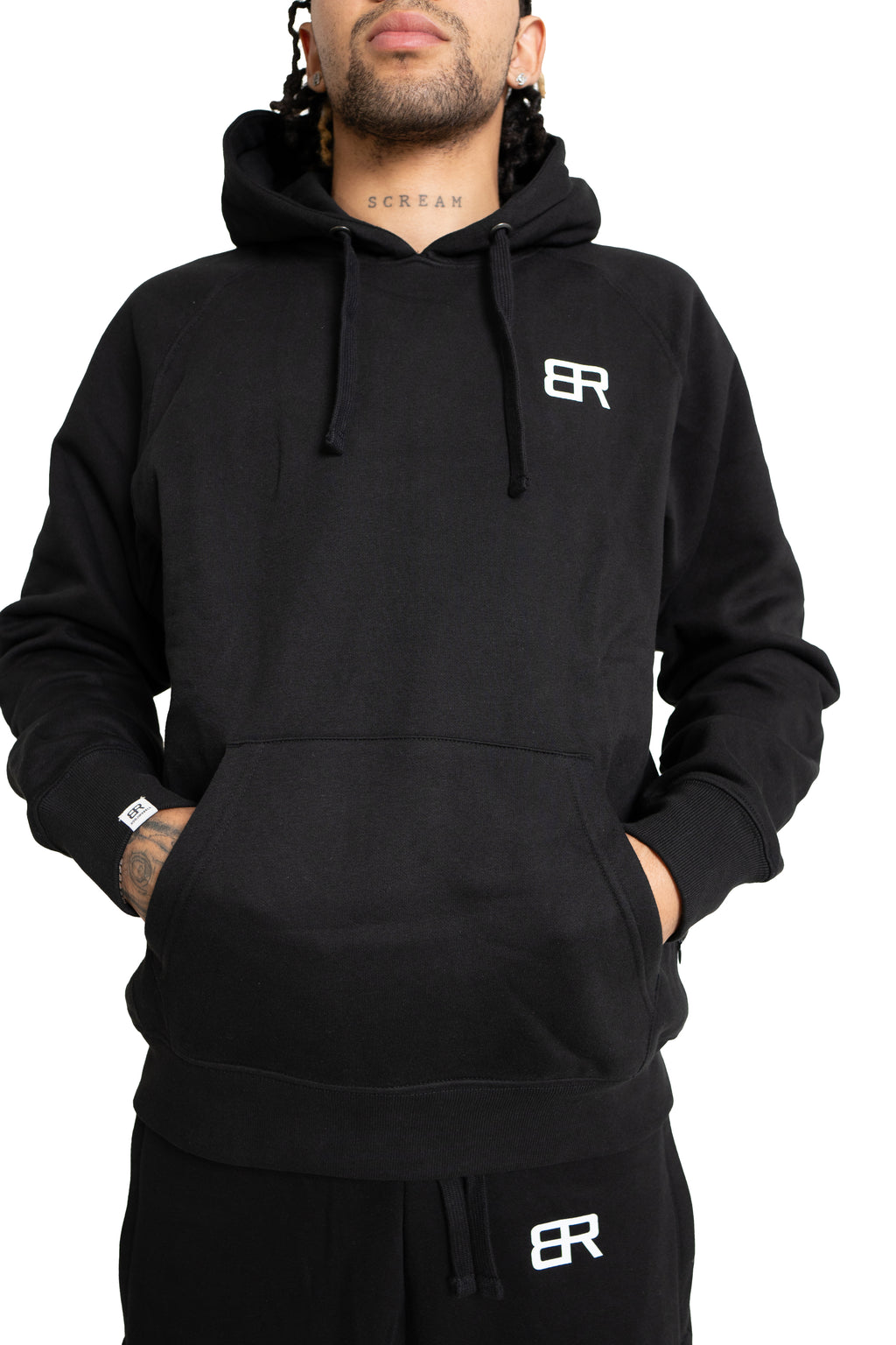 Mann trägt BlockRebell Alpha Rebell Hoodie – kraftvoller Streetwear-Look mit markantem Print