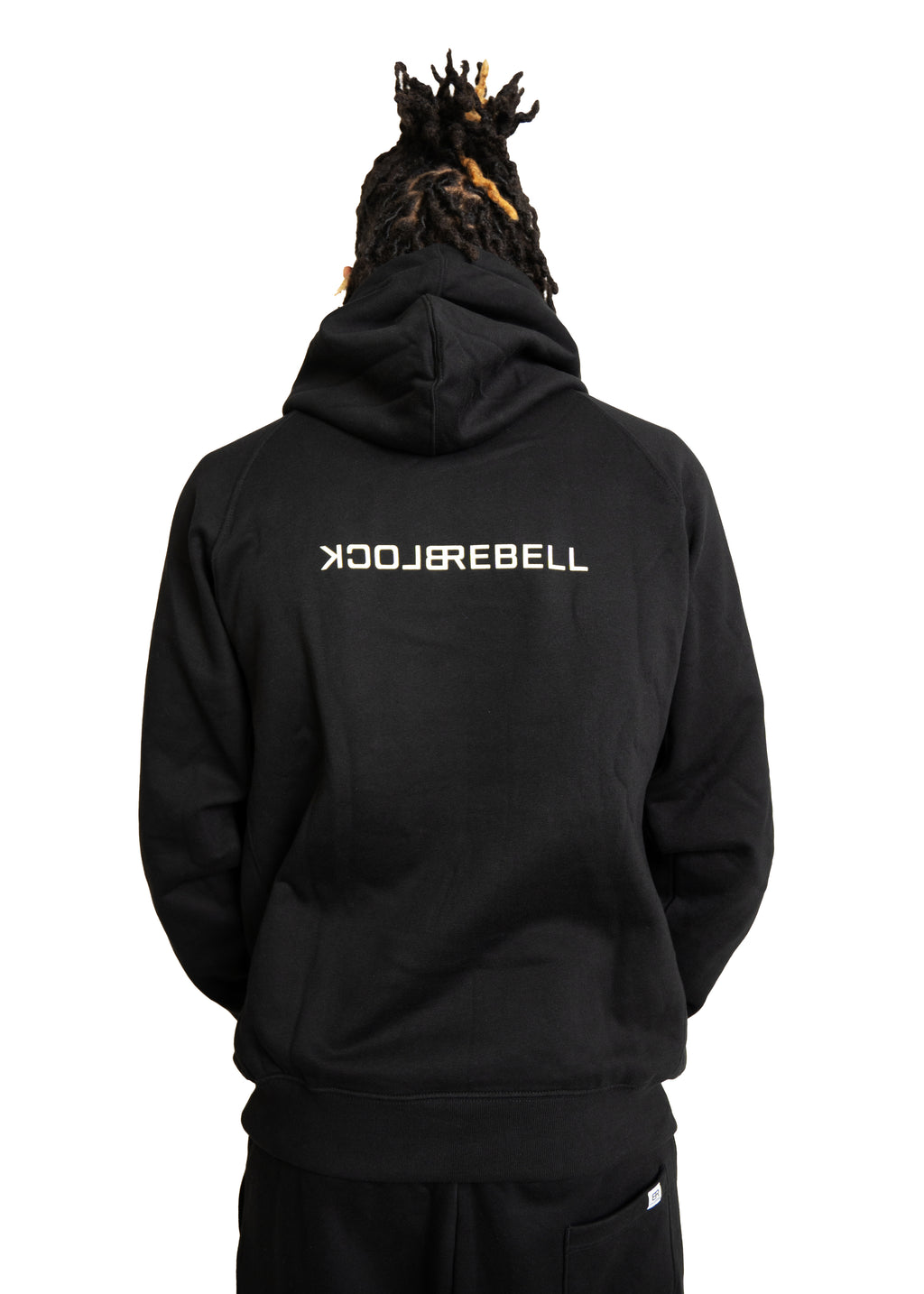 Mann trägt BlockRebell Alpha Rebell Hoodie – kraftvoller Streetwear-Look mit markantem Print
