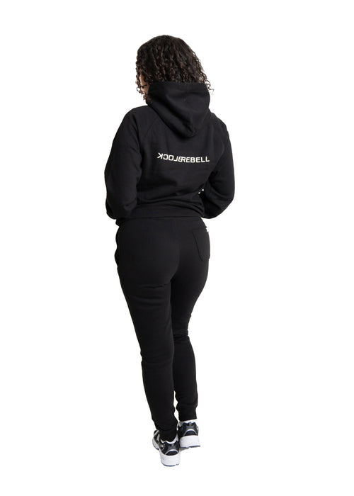 Frau trägt Alpha Rebell Hoodie und Jogger von BlockRebell – lässiges Streetwear-Set für Damen