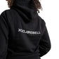 Frau trägt Alpha Rebell Hoodie und Jogger von BlockRebell – lässiges Streetwear-Set für Damen