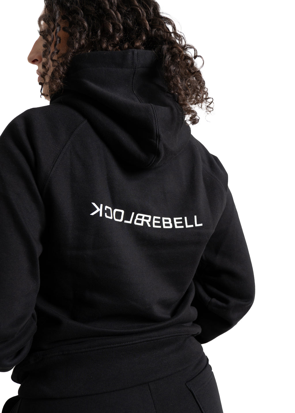 Frau trägt Alpha Rebell Hoodie und Jogger von BlockRebell – lässiges Streetwear-Set für Damen