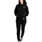 Frau trägt Alpha Rebell Hoodie und Jogger von BlockRebell – lässiges Streetwear-Set für Damen