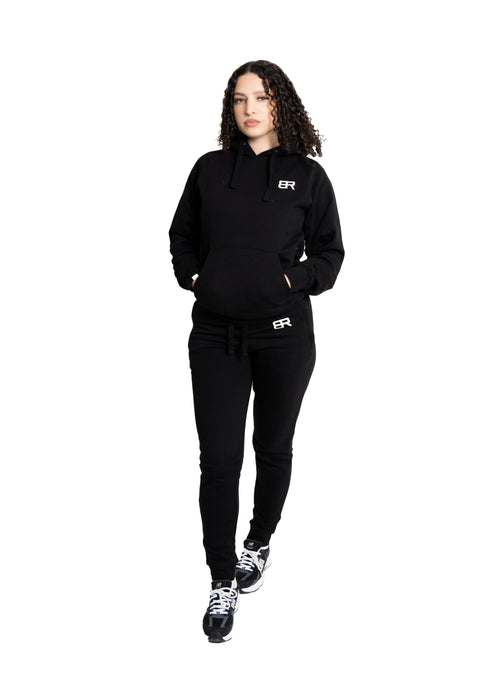 Frau trägt Alpha Rebell Hoodie und Jogger von BlockRebell – lässiges Streetwear-Set für Damen