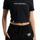 Frau trägt BlockRebell Cropped Shirt und Jogger – sportlich-lässiger Streetwear-Look für Damen