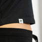 Frau trägt BlockRebell Cropped Shirt und Jogger – sportlich-lässiger Streetwear-Look für Damen