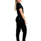 Frau trägt BlockRebell Cropped Shirt und Jogger – sportlich-lässiger Streetwear-Look für Damen