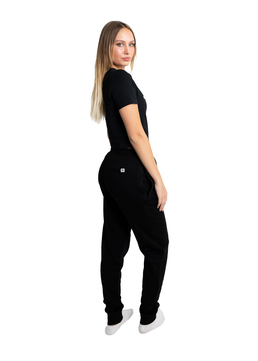 Frau trägt BlockRebell Cropped Shirt und Jogger – sportlich-lässiger Streetwear-Look für Damen