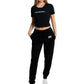 Frau trägt BlockRebell Cropped Shirt und Jogger – sportlich-lässiger Streetwear-Look für Damen
