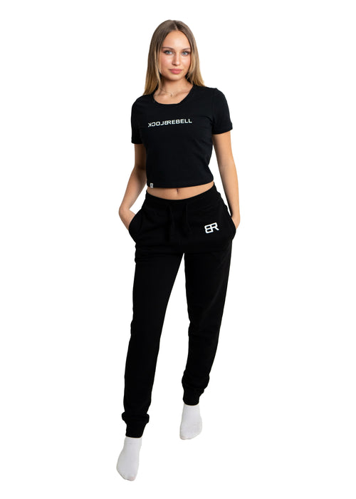 Frau trägt BlockRebell Cropped Shirt und Jogger – sportlich-lässiger Streetwear-Look für Damen