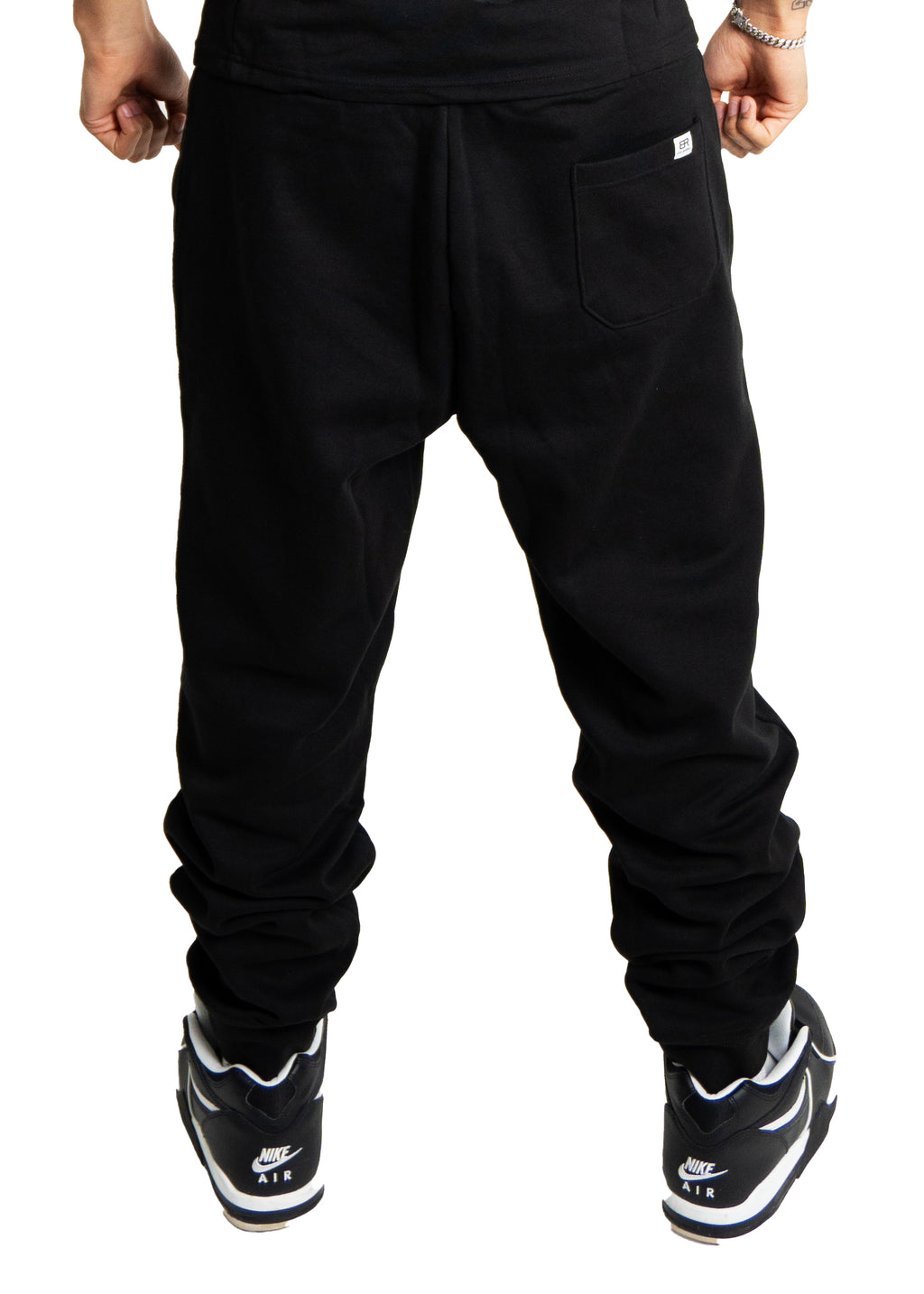 Mann trägt BlockRebell Jogginghose – sportlicher Streetstyle mit Komfort und Funktion