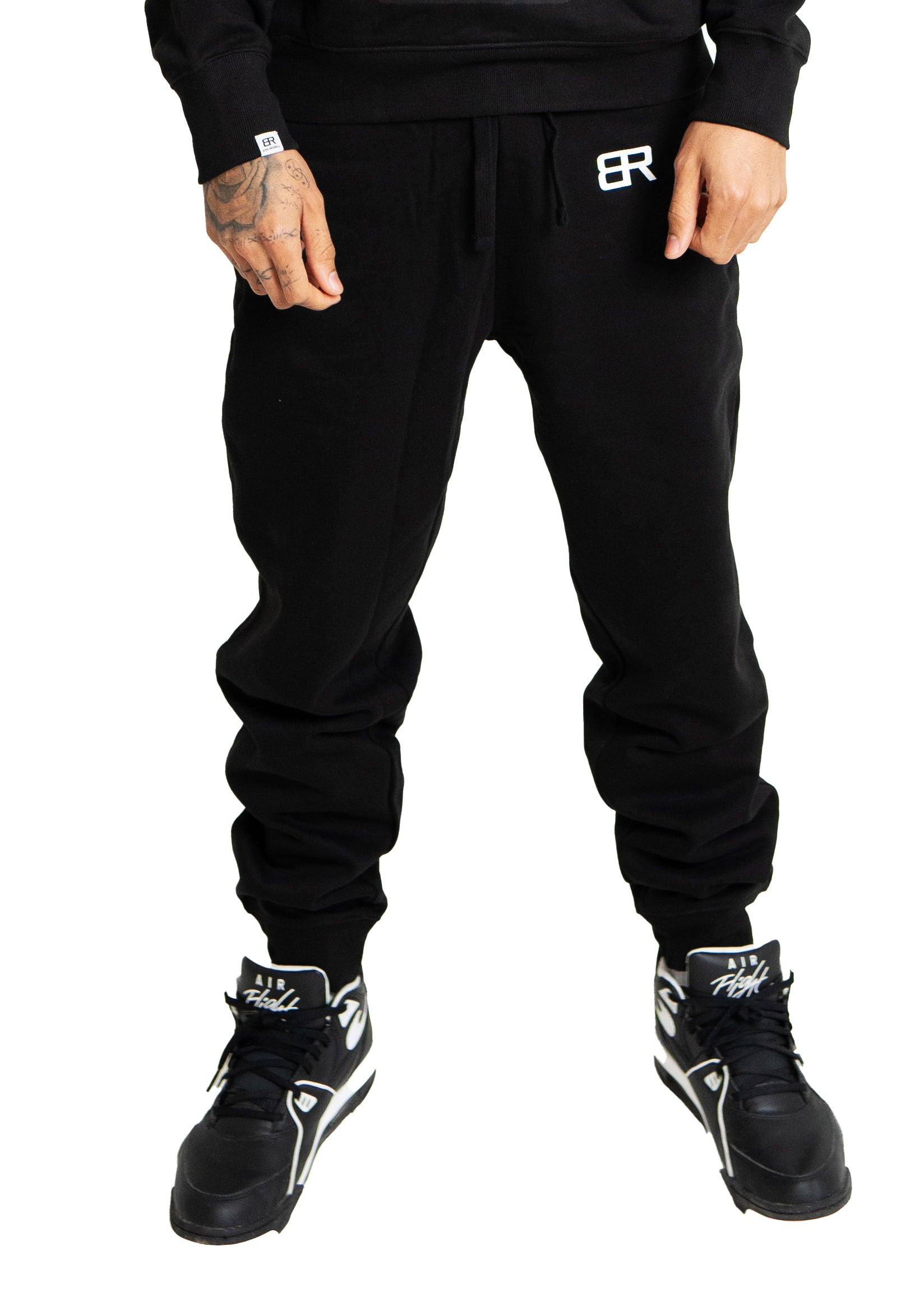 Mann trägt BlockRebell Jogginghose – sportlicher Streetstyle mit Komfort und Funktion