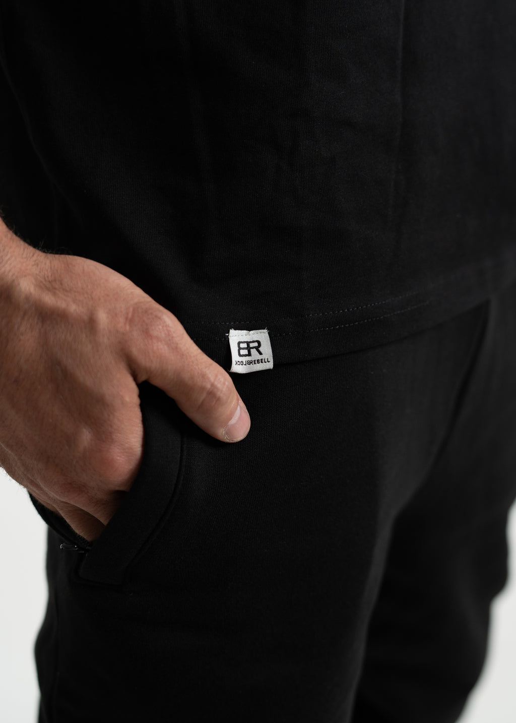 Mann trägt BlockRebell Oversized Shirt – urbaner Streetwear-Look mit lässiger Passform