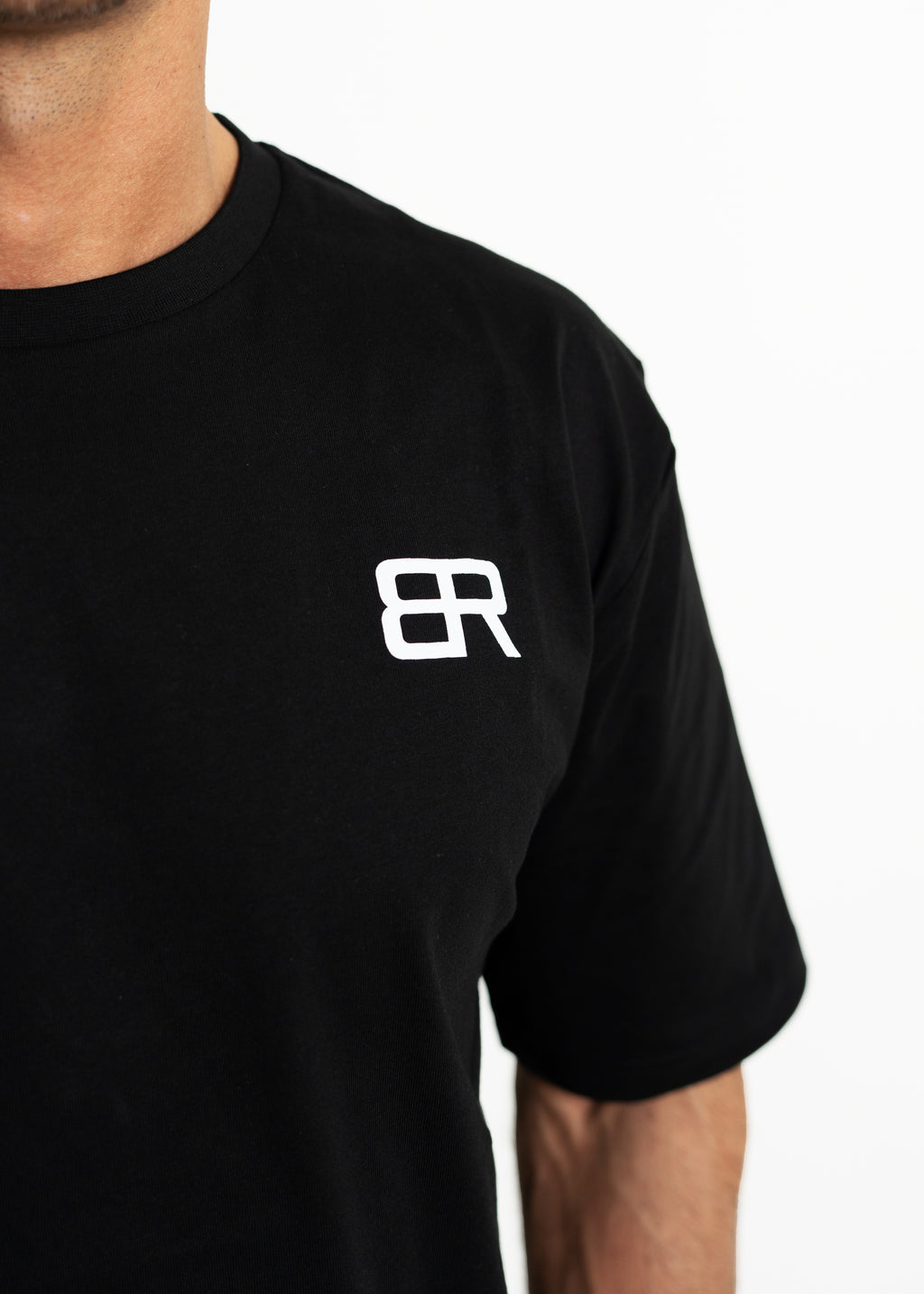 Mann trägt BlockRebell Oversized Shirt – urbaner Streetwear-Look mit lässiger Passform