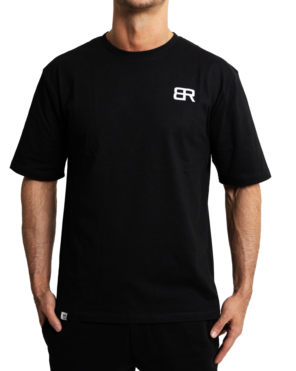 Mann trägt BlockRebell Oversized Shirt – urbaner Streetwear-Look mit lässiger Passform