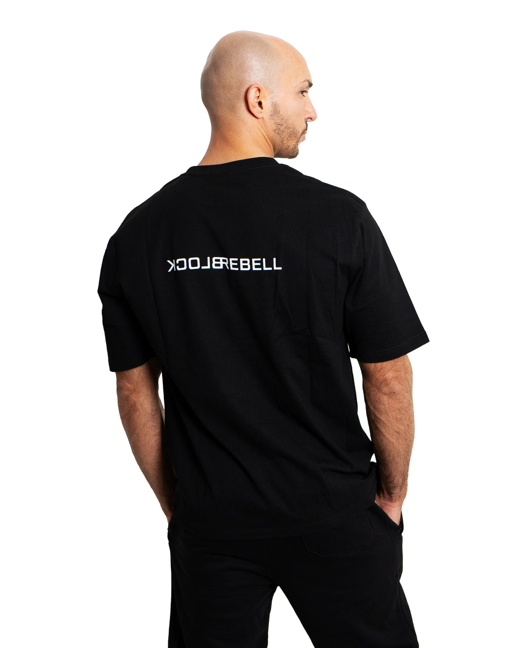 Mann trägt BlockRebell Oversized Shirt – urbaner Streetwear-Look mit lässiger Passform