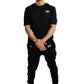 Mann trägt BlockRebell Oversized Shirt – urbaner Streetwear-Look mit lässiger Passform