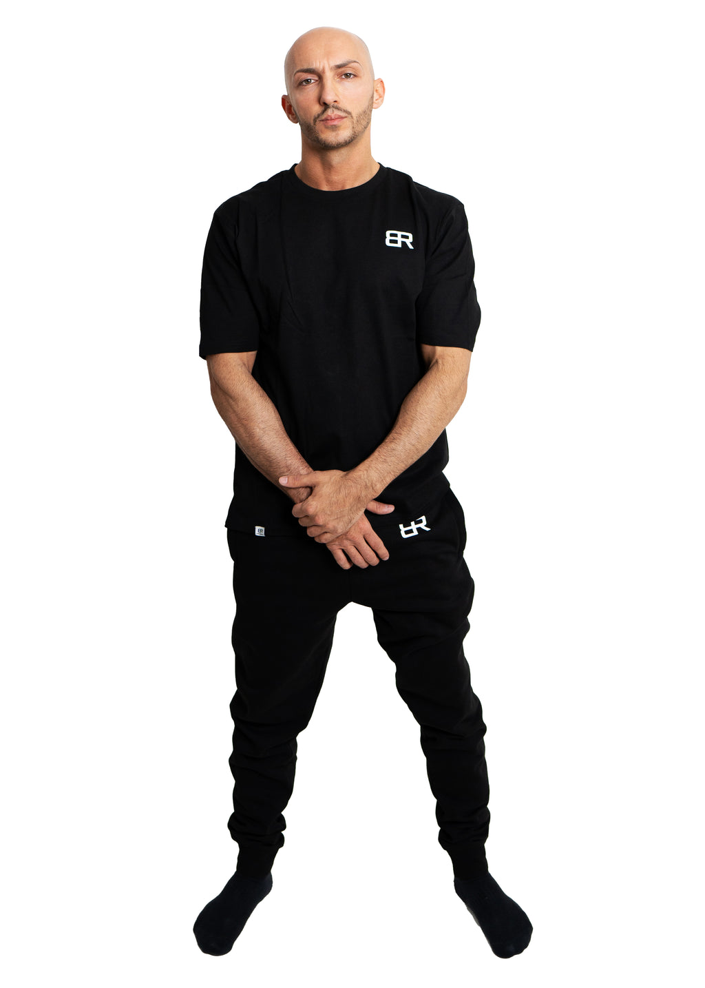 Mann trägt BlockRebell Oversized Shirt – urbaner Streetwear-Look mit lässiger Passform