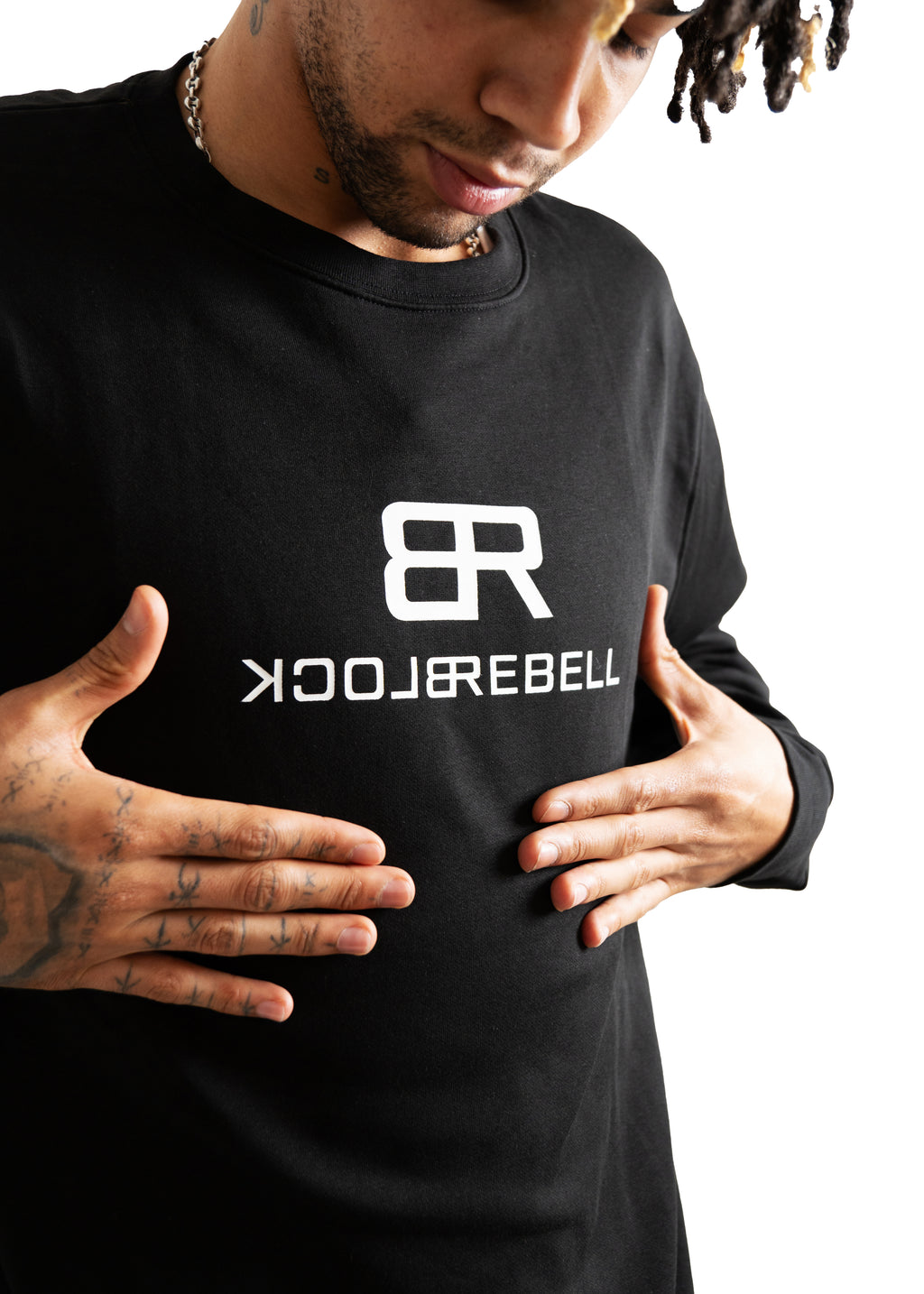 Mann trägt BlockRebell Sweater – kraftvoller Look mit urbaner Attitüde