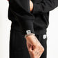 Mann trägt BlockRebell Sweater – kraftvoller Look mit urbaner Attitüde