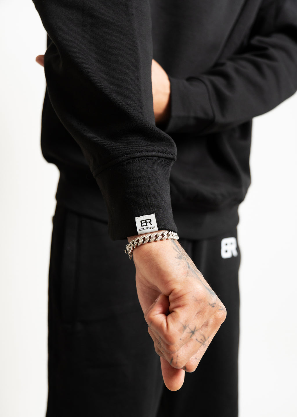 Mann trägt BlockRebell Sweater – kraftvoller Look mit urbaner Attitüde