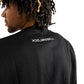Mann trägt BlockRebell Sweater – kraftvoller Look mit urbaner Attitüde
