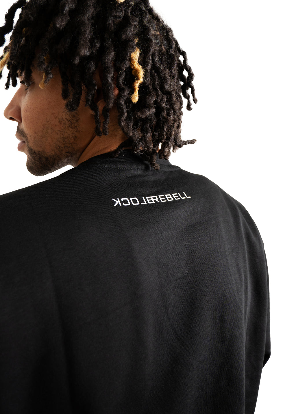 Mann trägt BlockRebell Sweater – kraftvoller Look mit urbaner Attitüde