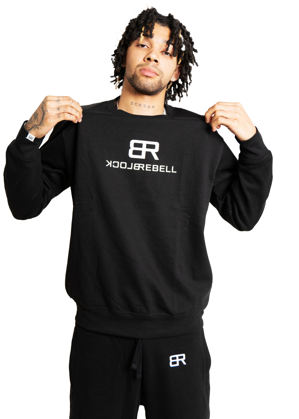 Mann trägt BlockRebell Sweater – kraftvoller Look mit urbaner Attitüde