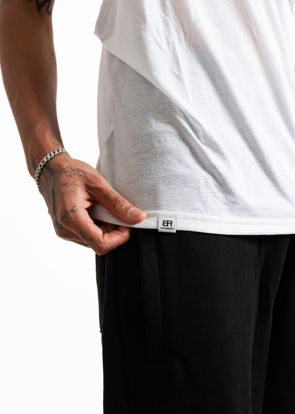 Athlet trägt BlockRebell Tanktop – sportlicher Look mit Statement-Mentalität