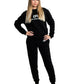 Frau trägt schwarzen Rebell Sweater und Jogger von BlockRebell – sportlich-lässiger Look auf weißem Hintergrund
